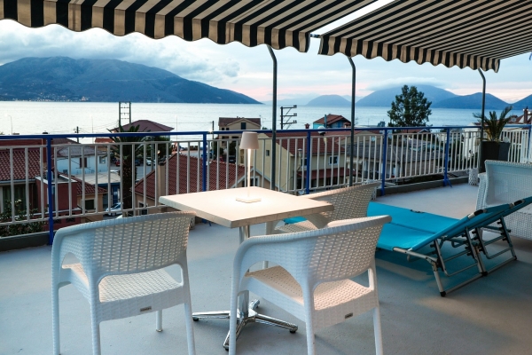 melissani-roofgarden-834DD4036-A306-BA59-B492-FADE60D97DD1.jpg